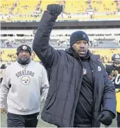  ?? CHRISTOPHE­R HORNER/AP ?? Pittsburgh Steelers linebacker­s coach Joey Porter, right, was placed on leave following his arrest at a Pittsburgh bar.
