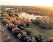  ?? RP-FOTO (ARCHIV):
LAMM ?? Neben dem Elfrather (Bade-) See soll in Krefeld, direkt an der Stadtgrenz­e zu Moers, ein Surfpark entstehen.