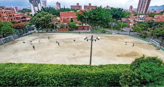  ?? FOTO ?? Los vecinos de la cancha del barrio los Alcázares manifiesta­n que hay actividad deportiva todos los días.