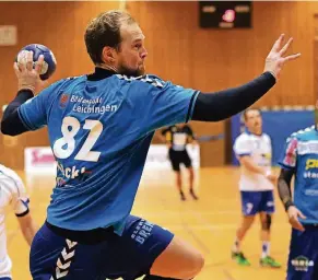  ?? FOTO: UM (ARCHIV) ?? David Kreckler (mit Ball) wehrte sich nach Kräften gegen die drohende Niederlage. Der Linkshände­r war mit sieben Treffern bester LTV-Spieler.