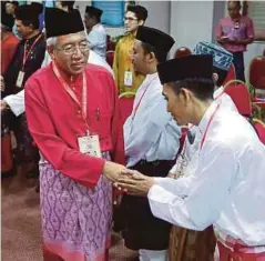  ??  ?? MAHDZIR bersalaman dengan perwakilan ketika hadir pada majlis perasmian Mesyuarat Perwakilan UMNO Bahagian Ipoh Timur ke-29.