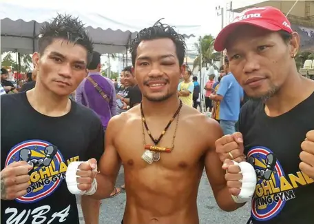  ?? CONTRIBUTE­D PHOTO ?? DAVAO CITY'S Rey Loreto poses with defending champion Thammanoon Niyomtrong after their fight in Chonburi, Thailand on Saturday, July 15.