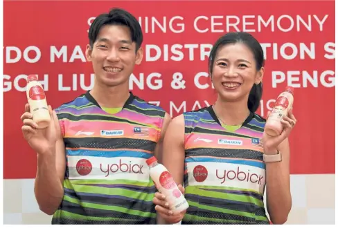  ?? — Bernama ?? Good news: Goh Liu Ying (right) and Chan Peng Soon posing with the Yobick drinks after being appointed as brand ambassador­s at the Eatropica Cafe in Kuala Lumpur yesterday.