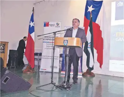  ??  ?? EL ALCALDE ESTEBAN KRAUSE encabezó la ceremonia de entrega de ampolletas eficientes a 300 familias de la comuna de Los Ángeles.