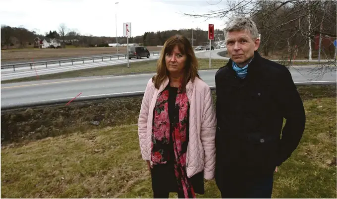  ??  ?? VANSKELIG: Håvard Røiseland og Marit Grefstad i Grimstad Ap vil fortsatt kjempe for en lang E18-tunnel, selv om Nye Veier sier det virker så vanskelig at de vil fraråde det.