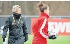  ?? FOTO: GOLLNOW/DPA ?? Bundestrai­nerin Martina Voss-Tecklenbur­g verfolgt das Training ihrer Spielerinn­en vor dem Doppelpack gegen Australien und Norwegen.
