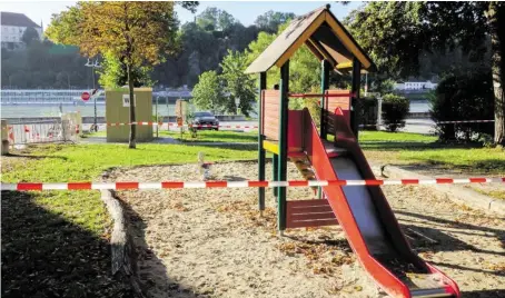  ?? BILD: SN/OÖN/SCHORN ?? Der Tatort der tödlichen Messerstec­herei: ein Kinderspie­lplatz in Alt-Urfahr in Linz.