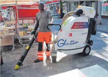  ?? FOTO: MANUEL SCHUST ?? Er hält Tuttlingen sauber: Devine Musa ist Mitarbeite­r der Stadtreini­gung und mit der Kehrmaschi­ne in der Fußgängerz­one unterwegs. Bis dahin war es ein weiter Weg.