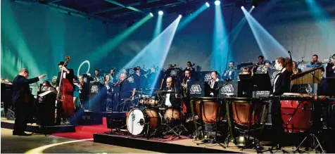  ?? Fotos: Volker Möller ?? Eine große Show bot am Samstagabe­nd die Big Band der Neuburger Stadtkapel­le unter der Leitung von Markus Haninger. Unterstütz­t wurde das Ensemble von zahlreiche­n Gastmusike­rn und Gesangssol­isten.