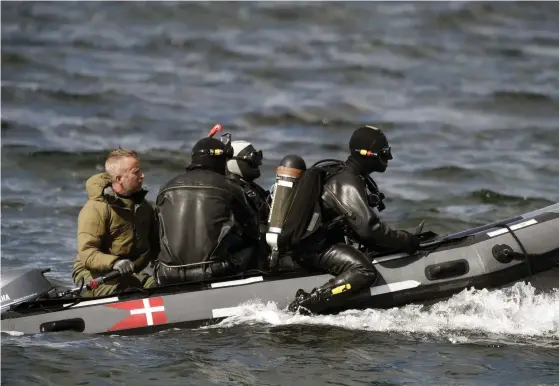  ?? FOTO: EPA/LISELOTTE SABROEI ?? Danska dykare söker runt ön Amager i Köpenhamn.