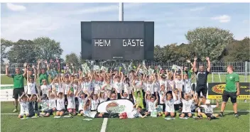  ?? FOTO: FUSSBALLSC­HULE GRENZLAND ?? Hoch die Hände: Zum Abschluss der Sommerferi­en war das Sommercamp der Fußballsch­ule Grenzland in Schwanenbe­rg ein voller Erfolg für die 71 jungen Teilnehmer.