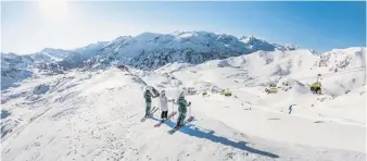  ?? ?? Der Frühlingss­onnenschei­n sorgt für Feel-Good-Tage auf den top präpariert­en Pisten.