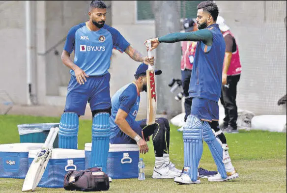  ?? AFP ?? Hardik Pandya (left) and Virat Kohli at a practice session at the Melbourne Cricket Ground (MCG) on Saturday ahead of India’s clash against Zimbabwe.