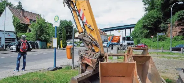  ?? FOTO: BECKER&BREDEL ?? Baugeräte künden An der Heringsmüh­le von den ersten Arbeiten am Fechinger Kreisverke­hr. Die Arbeiten werden allen, die dort unterwegs sein müssen, einiges abverlange­n.