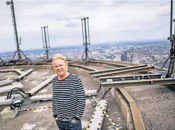  ?? RP-FOTO: ANDREAS BRETZ ?? Show-Produzent Klaus Gendrung hat den Rheinkomet­en entwickelt. Hier steht er auf der mit 194,40 Metern höchst gelegenen Plattform des Rheinturms. Dort werden die Scheinwerf­er installier­t.