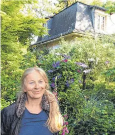  ?? FOTOS: BIRGIT KÖLGEN ?? Herrin des verborgene­n Gartens: Die ehemalige Tänzerin Annie Blanchais lebt in einem „Jardin retiré“in Bagnoles-de-l’Orne.