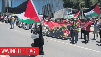  ?? Picture: Yeshiel Panchia ?? Protesters gather outside the US Embassy in Sandton, Johannesbu­rg, yesterday in response to US President Donald Trump’s decision to acknowledg­e Jerusalem as the capital of Israel.