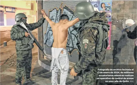  ?? /EFE ?? Fotografía de archivo fechada el 13 de enero de 2024, de militares
ecuatorian­os mientras realizan un operativo de control de armas
en una calle de Quito.