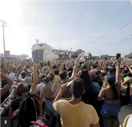  ?? ?? 3
1 Ivete não escondia a felicidade pelo retorno do Carnaval
2 Ator José Loreto cantou no trio com a artista, durante gravação de cena de novela 3 Pipoca de Veveta estava tão ‘sedenta’ da festa quanto a própria cantora