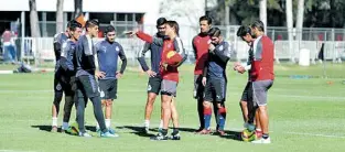  ??  ?? MATÍAS ALMEYDA sostuvo una extensa plática con sus jugadores previo al entrenamie­nto.