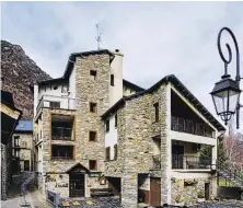  ?? FOTO: HOTEL FARRÉ D’AVALL. FOTO: PATRONAT VALL DE BOÍ ?? Explotació ramadera de vaques ecològique­s bruna
dels Pirineus de l'hotel Farré d'Avall Vall de Boí.
Des de l'hotel Farré d'Avall, a Barruera, podreu descobrir la Vall de Boí.