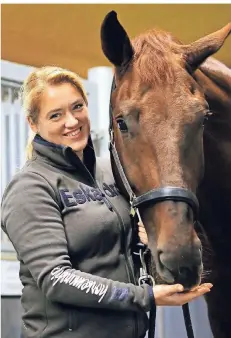  ?? FOTO: ARMIN FISCHER ?? Die frühere Weltklasse-Dressurrei­terin Ellen Schulten-Baumer bildet derzeit Jasper, einen Nachkommen ihres Erfolgspfe­rdes Donatha, aus.