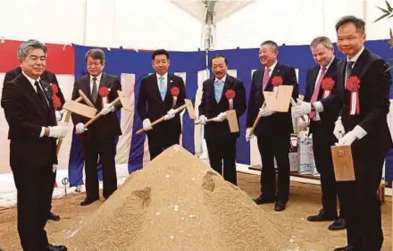  ?? PIC BY HASRIYASYA­H SABUDIN ?? Berjaya Corporatio­n Bhd founder and adviser Tan Sri Vincent Tan (fourth from right) and Onna Village mayor Nagahama Yoshimi (fifth from right) with other officials at the groundbrea­king for the ultra luxury resort-concept Four Seasons Okinawa yesterday.