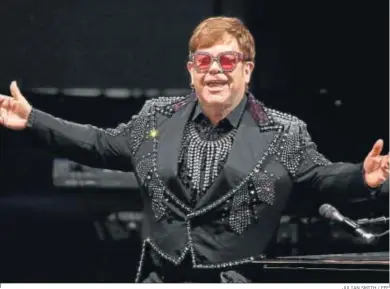  ?? JULIAN SMITH / EFE ?? El músico Elton John presentará un concierto con grandes estrellas al estilo de las galas solidarias de los ochenta.