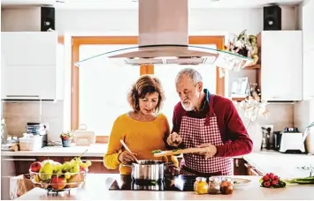  ?? Foto: Halfpoint, Fotolia.com ?? Zusammen kochen, miteinande­r Zeit verbringen – am besten in den eigenen vier Wänden. Wer sich erst mit über 50 für den Kauf einer Immobilie entscheide­t, sollte ein paar Punkte beachten.