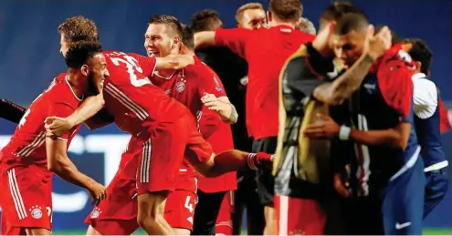  ?? FOTO: MATTHEW CHILDS / AFP ?? Ausgelasse­n feiern die Spieler des FC Bayern ihren Triumph nach dem 1:0 im Champions League-Finale gegen Paris St.-Germain.