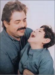  ??  ?? Eric Braverman laughs with his son Adam.