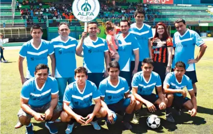  ??  ?? Formato. Los partidos de la Copa ALFA tendrán un formato de uno contra todos y se desarrolla­rán en los meses de marzo, abril y mayo. En la fotografía, posa el equipo de Laboratori­os Suizos.