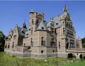  ?? FOTO ARCO/KIEDROWSKI ?? Het kasteel Sterckshof, waar tijdens WO II tweehonder­d Duitse soldaten gelegerd waren en op zolder Joden zaten ondergedok­en.