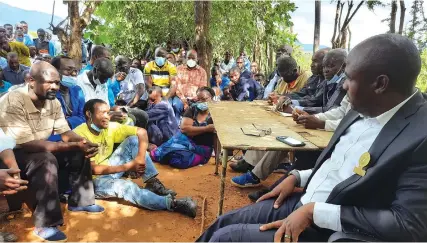  ?? — Mufananidz­o naTinai Nyadzayo ?? Mambo Saunyama (kurudyi) nemakuruko­ta avo vachinzwa nyaya yekupondwa kwaJohn Gotora apo vanhu vari kupomerwa kumuponda vaive vakagara kumberi.