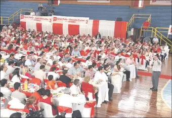  ??  ?? Para el discurso del presidente Horacio Cartes los comensales ocuparon las sillas que estaban más adelante, en el tinglado de la ex Diben en Encarnació­n.