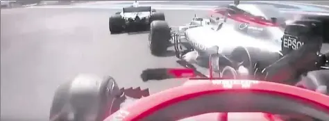 ?? BIL : FERNSEHBIL  RTL ?? So sah Sebastian Vettel das Malheur: Gleich in der ersten Runde stieß der Ferrari-Pilot mit dem finnischen Mercedes-Fahrer Valtteri Bottas zusammen und fiel zurück.