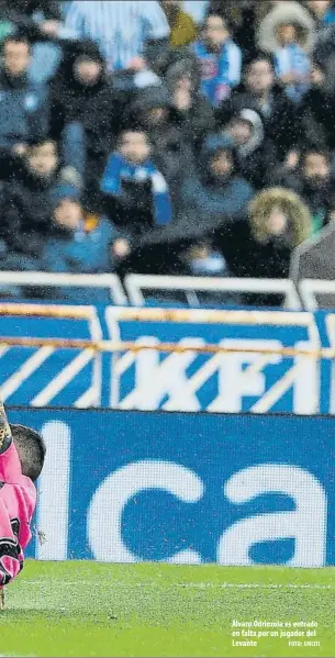  ?? FOTO: UNCITI ?? Álvaro Odriozola es entrado en falta por un jugador del Levante