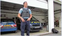  ??  ?? Tomas Lallement intervient sur les mêmes missions que les gendarmes actifs. Le week-end dernier, renseignem­ent et contrôle routier au programme.