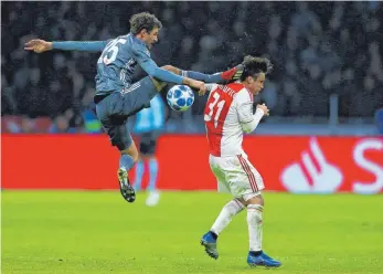  ?? FOTO: DPA ?? Ob Absicht oder nicht – ein brutaler Tritt, eine klare Rote Karte: Bayerns Thomas Müller trifft Amsterdams Nicolas Tagliafico am Kopf. Danach fielen noch vier Tore.