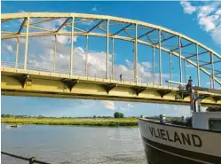  ??  ?? Die Wilhelmina­brücke in Deventer war Kulisse für das Hollywood‰Epos „Die Brücke von Arnheim“.