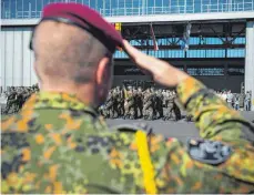  ?? FOTO: DPA/SILAS STEIN ?? Von einem Einsatz kehren manche Soldaten traumatisi­ert zurück und scheuen sich, mit anderen über ihre Probleme zu reden.