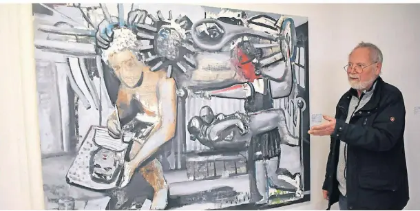  ?? FOTO: ISP ?? Galerist Klaus Noack zeigt das Acrylbild „Im Atelier“des Malers René Spitzer.