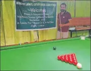  ?? PP ?? ▪ Anubhav Shukla poses after winning the snooker title.