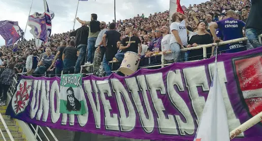  ??  ?? Lo striscione del viola club «Unoduenove­sei» che occupa la parte centrale della Curva Fiesole dove, fino a qualche anno fa, si posizionav­a il Collettivo Autonomo Viola A destra alcuni dei tamburi che i viola club hanno ritirato fuori dopo la fine del...