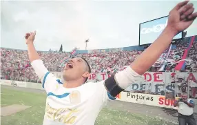  ??  ?? “MATADOR”. Wilmer Velásquez en su despedida con Olimpia.