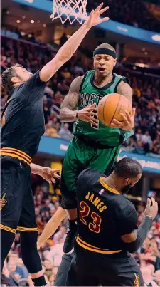  ?? AFP ?? Isaiah Thomas, 28 anni, contro Kevin Love e LeBron James