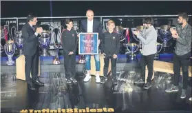  ?? FOTO: MANEL MONTILLA ?? Iniesta recibe una camiseta con los títulos que ha ganado con el Barça