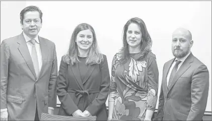  ??  ??    Alonso Sánchez, Sandra Beltrán, Nymia Almeida y Adrián Garza, analistas de Moody’s, tras la conferenci­a de prensa. Foto Cristina Rodríguez