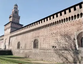  ??  ?? OUTSIDE CASTELLO SFORZESCO