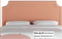  ??  ?? Tête de lit Gresham Queen Notched en
Titan Pink Champagne par Skyline Furniture,
600 $. Chez Home Depot.